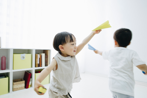 子どもたちの走る足音